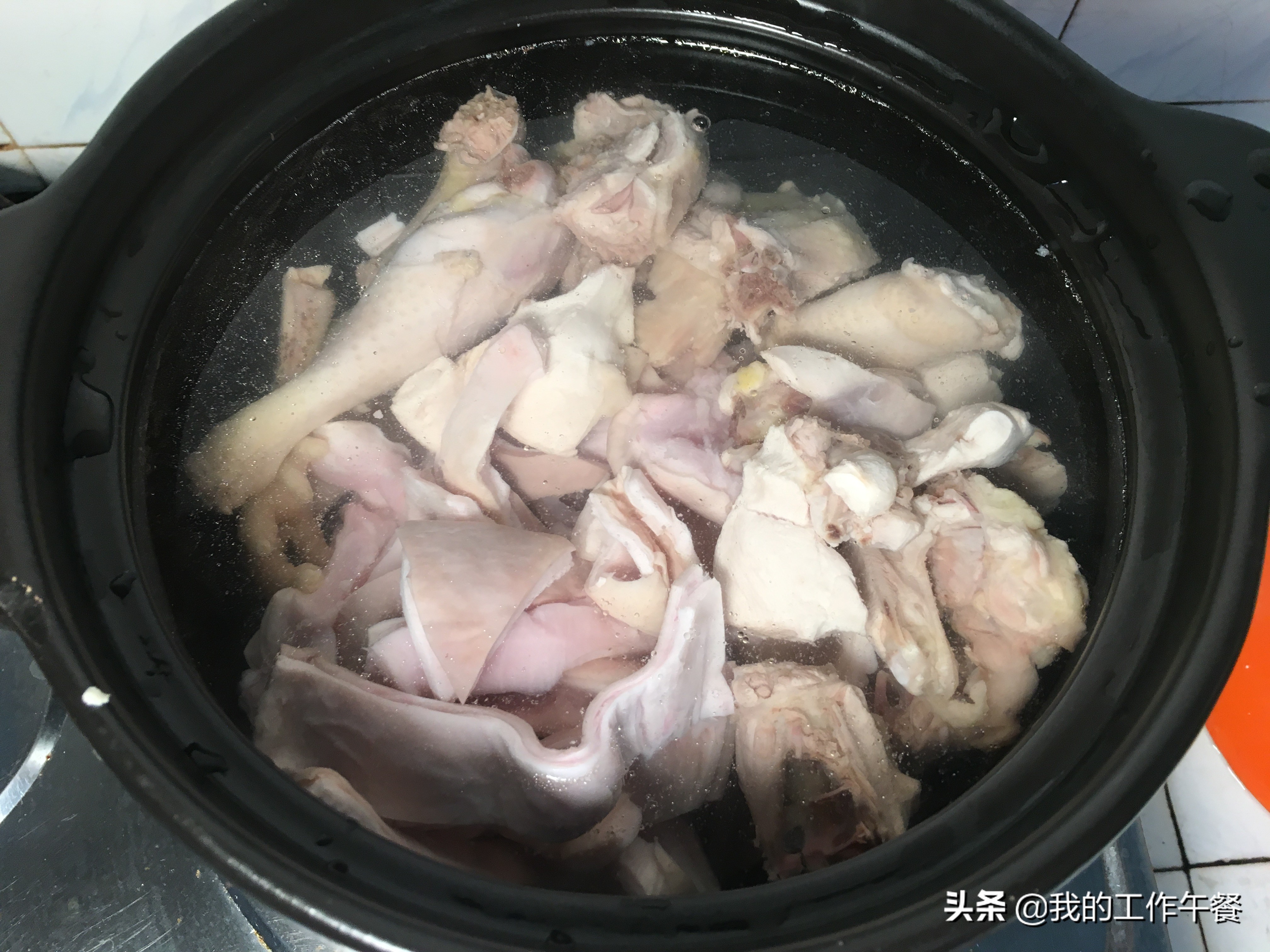 冬天来碗猪肚鸡汤暖身又养胃,秋季如何煲猪肚鸡汤好喝