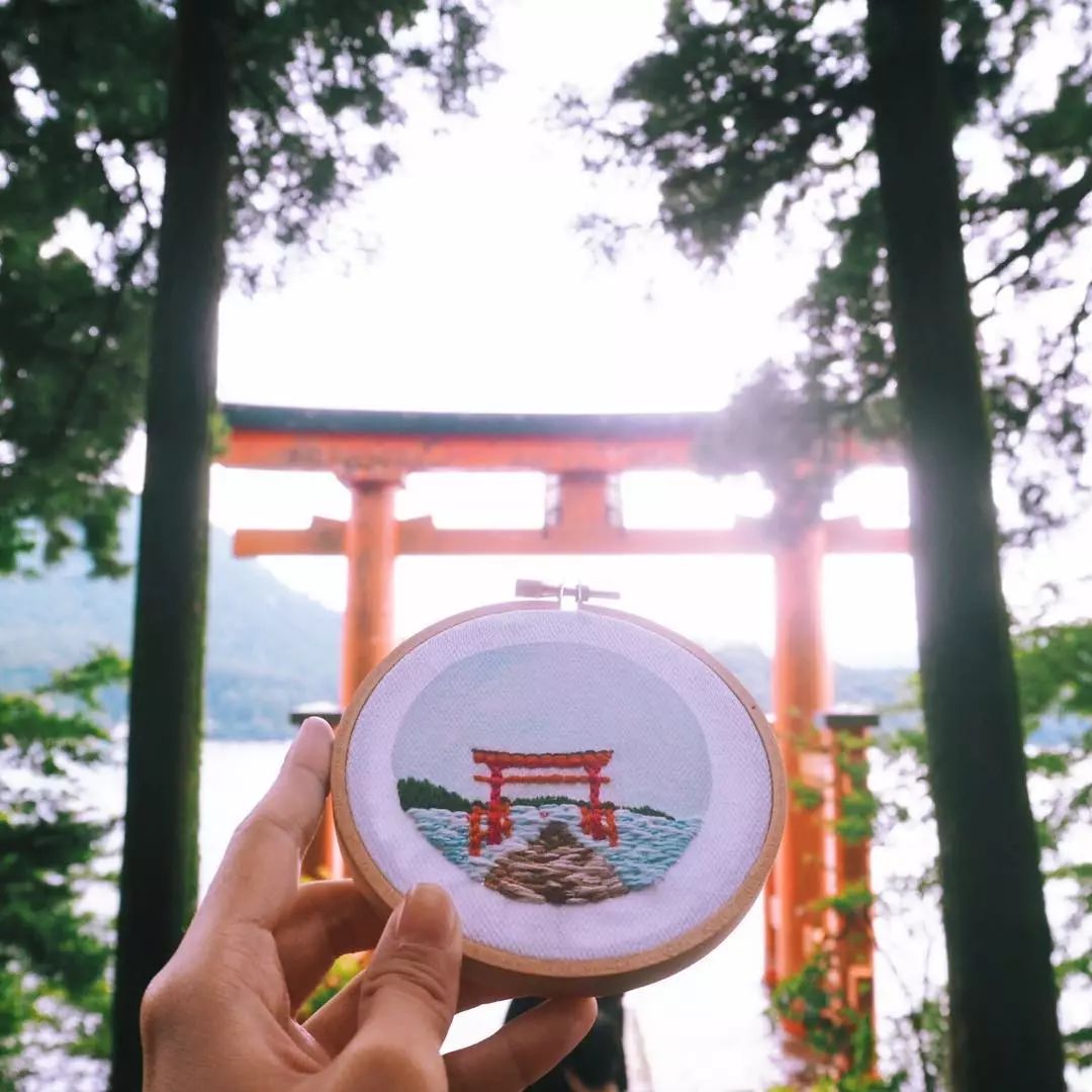 姑娘带着针线去旅游,刺绣记录最美风景，Gucci都找她合作！