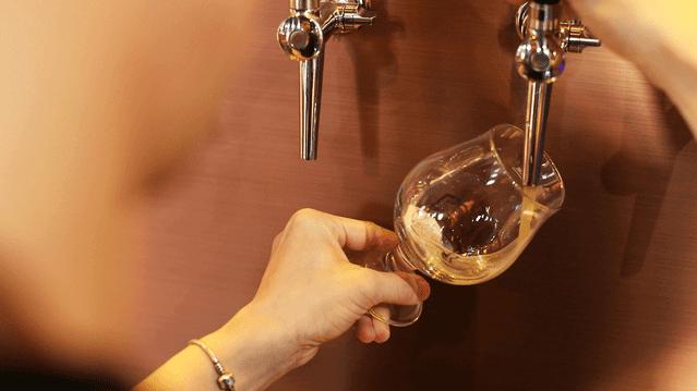 外国人喝中国精酿,外国人喝的真正的精酿