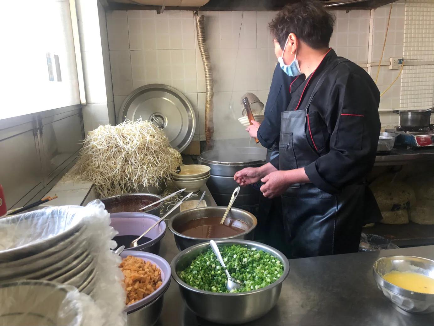 火车头步行街热干面,郑州的火车头