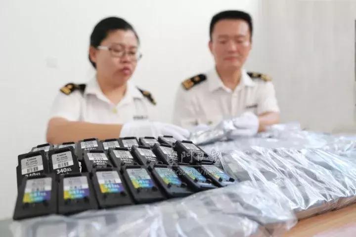 跨境邮包藏玄机,一个装洋垃圾,另一个藏新型*品毒**,危害是*洛因海**千倍!