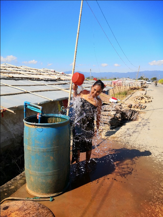 缅甸女人河边洗头,缅甸女街边洗头