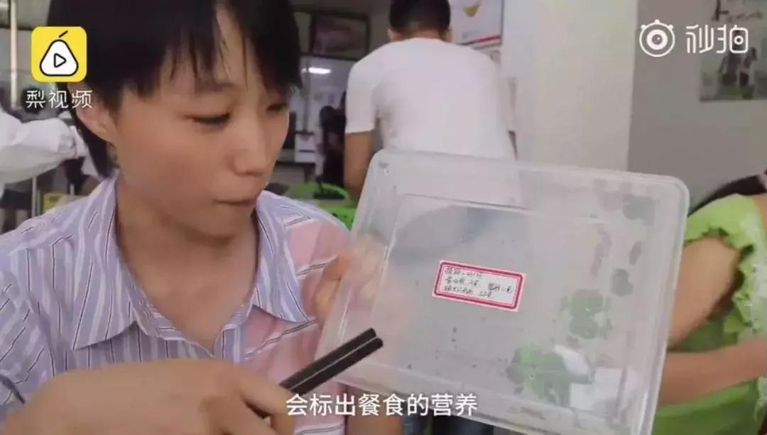 男子开车在路上遛马,男子开车在路上溜马