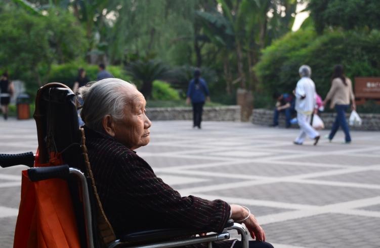 睡觉时手脚容易麻木是什么原因,睡觉有时手脚麻木是怎么回事