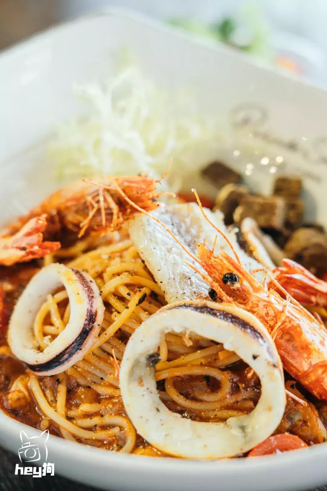 超厚厚厚「黑金汉堡」，想吃嘴要张大大大