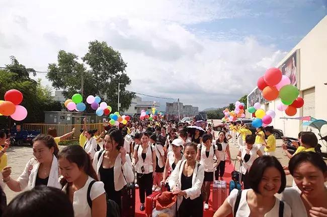 巨邦快乐集结号丨看见了,其中一艘游艇上,是我们的船长大舅哥