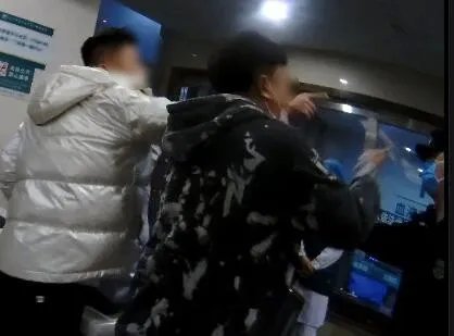 上门打人男子被拘后续医院说法,大闹医院事件视频