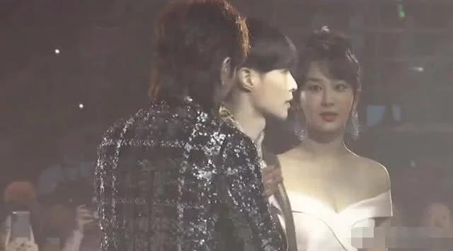 主持人提到李现杨紫反应,主持人口误把杨紫名字叫错