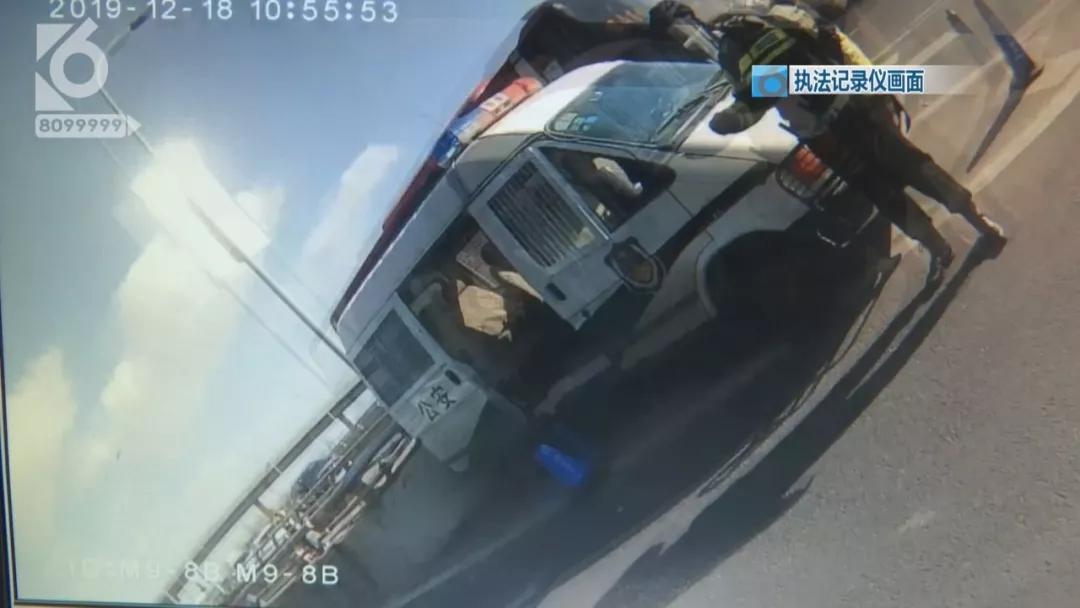 这波操作太上头!别人开业送花篮法拉利大哥开业送驾照