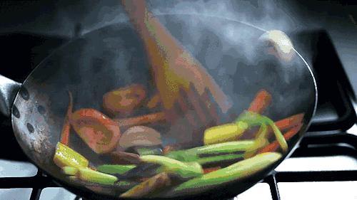 厨房吸油烟机有油污,油烟机使用了厨房还是到处有油污