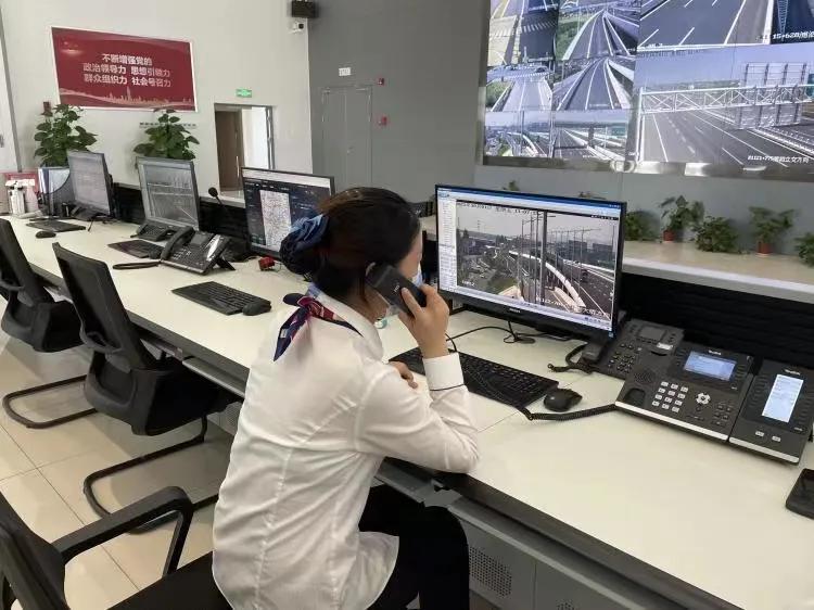 忙碌的他们,身上有光!