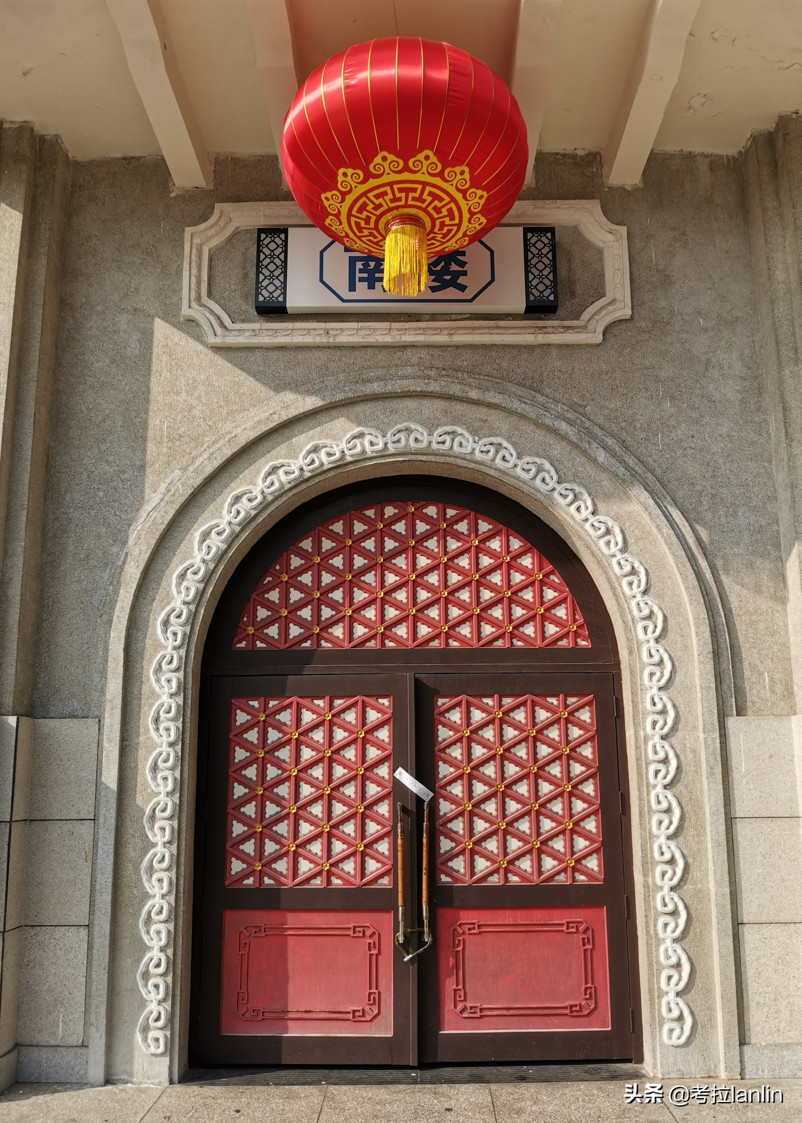 一扇扇关闭的店门,就像一张张欲说无言的嘴、一张张戴着口罩的脸