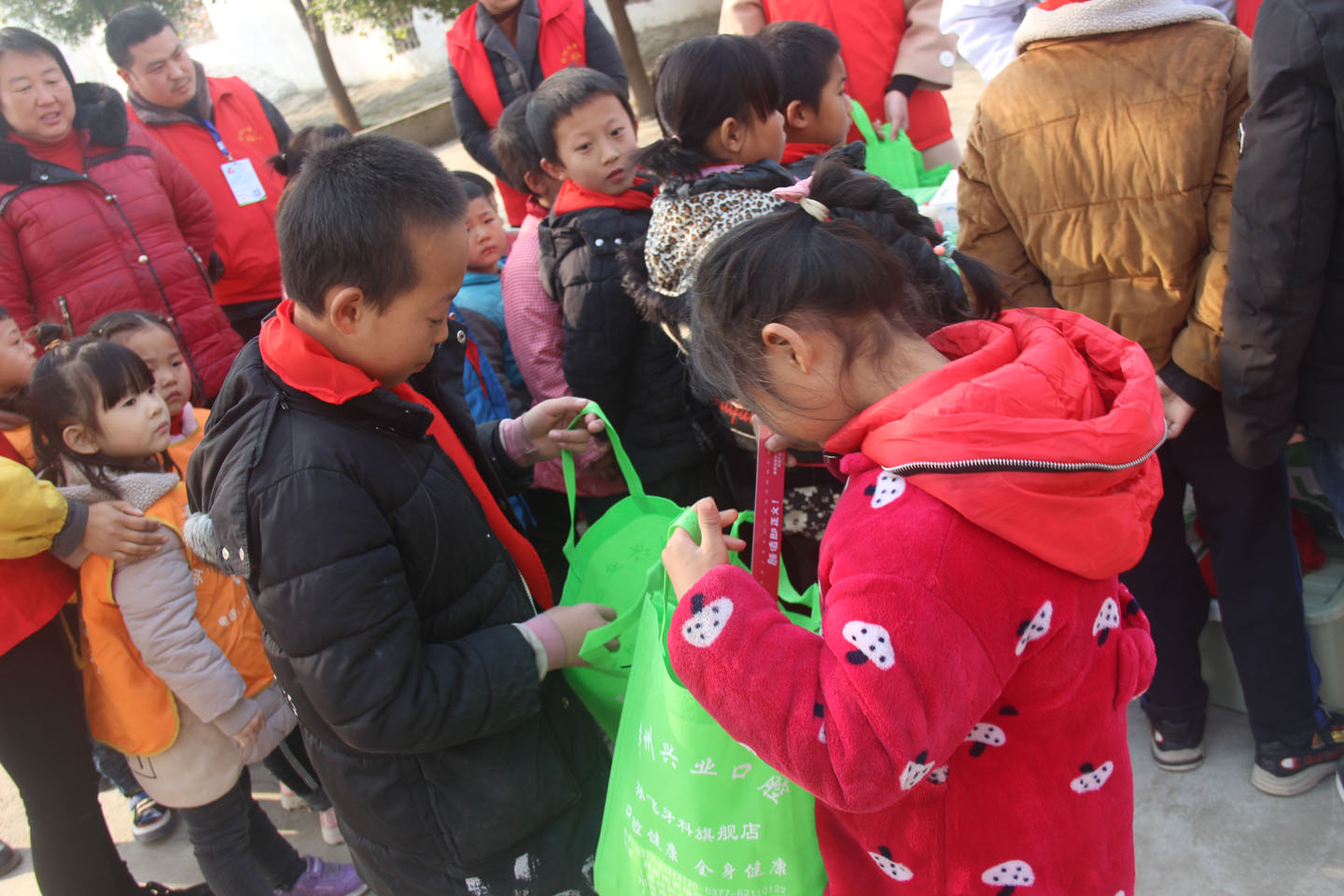 南阳市爱心助学,邓州市小草义工队