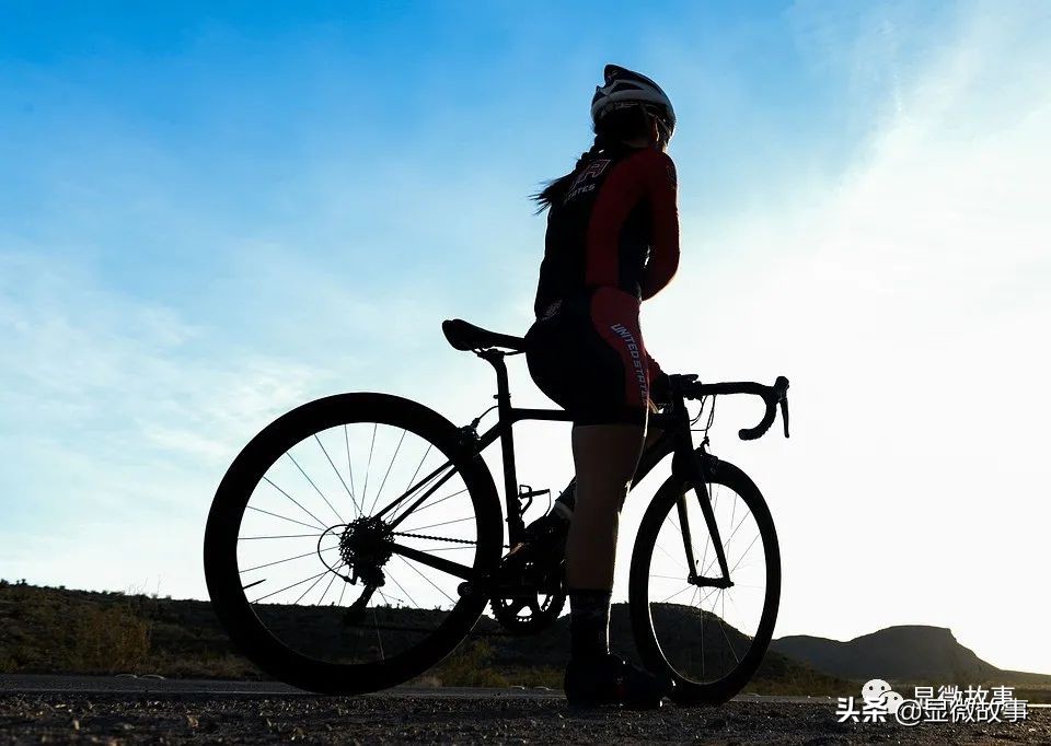 小镇青年月薪4000背过万的包,月薪4000的小镇青年