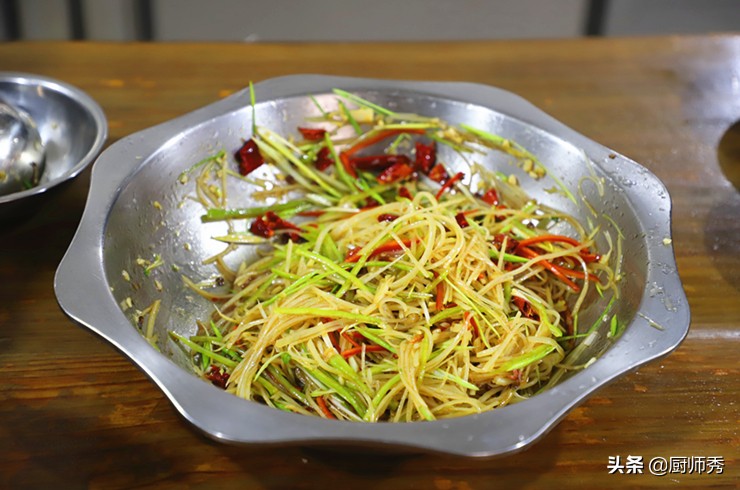 家常土豆丝的做法酸辣土豆丝,酸辣脆爽可口的土豆丝做法