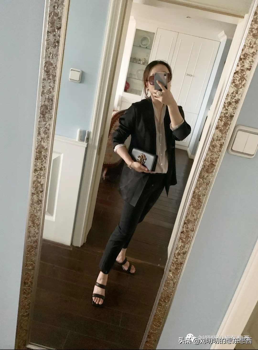 一身黑怎么穿才好看,轻社交场合穿搭