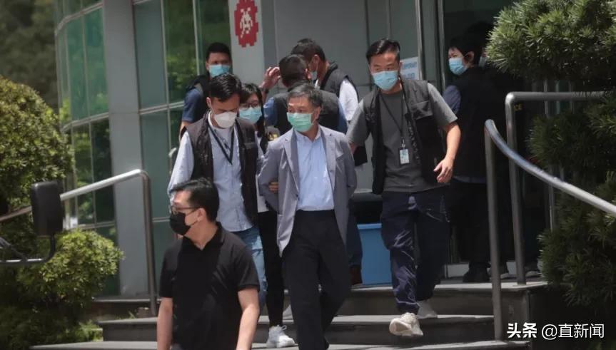 离倒闭不远!《苹果日报》董事被捕,1800万资产被冻结丨香港一日
