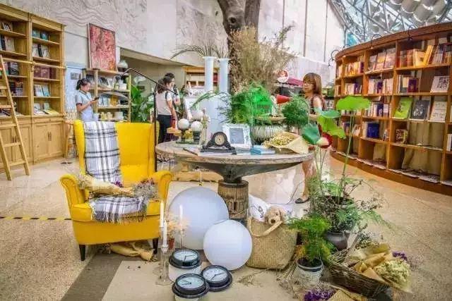 重庆周末适合读书的地方,世界读书日青年在图书馆看书