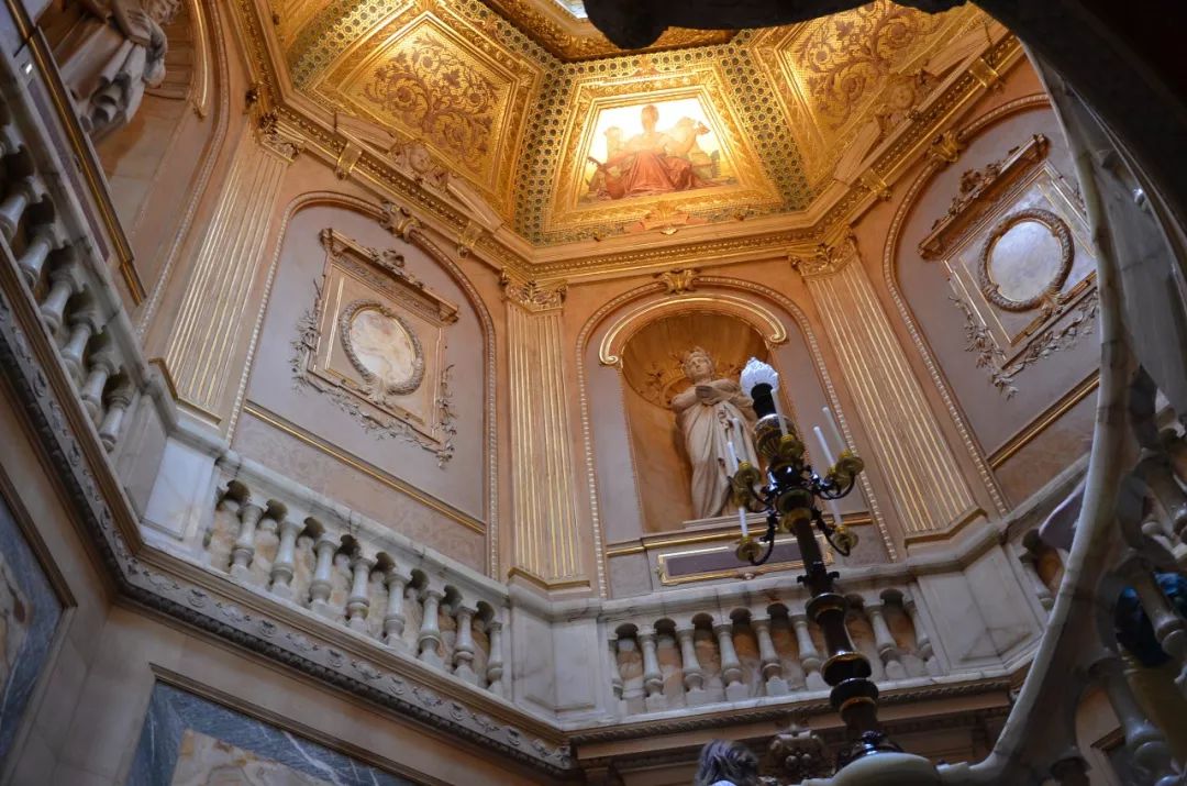 17岁抛夫弃子,一个用身体换金钱的*女妓**,凭什么有名有利?