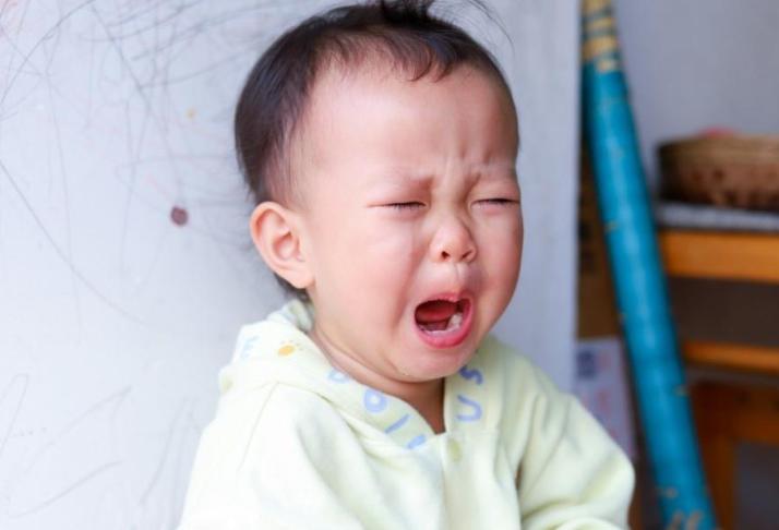 宝宝天天折腾爷爷奶奶,宝宝总是顶自己的头