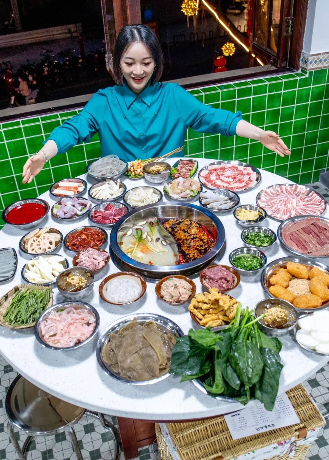 南宁三街两巷排队到深夜的火锅,排队王串串香火锅