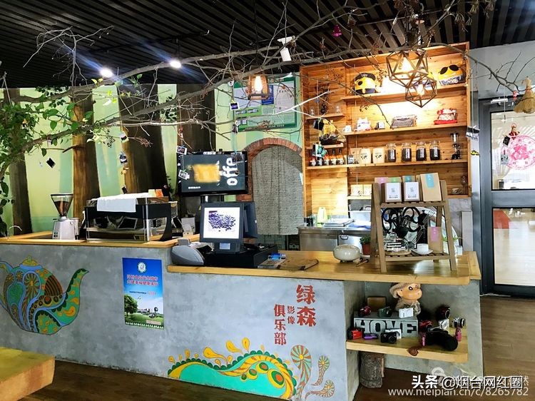 喜欢咖啡，因为那种独特的色香味。色泽凝重，透着忧郁和冷寂