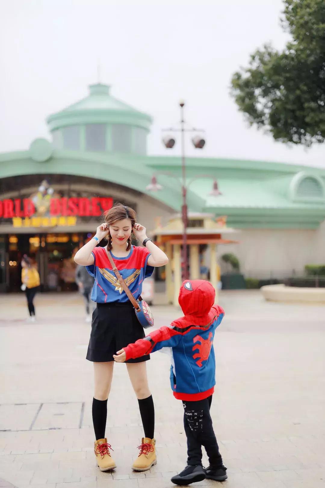 我们在上海迪士尼里玩耍了一天，发现穿的美才能玩的好！