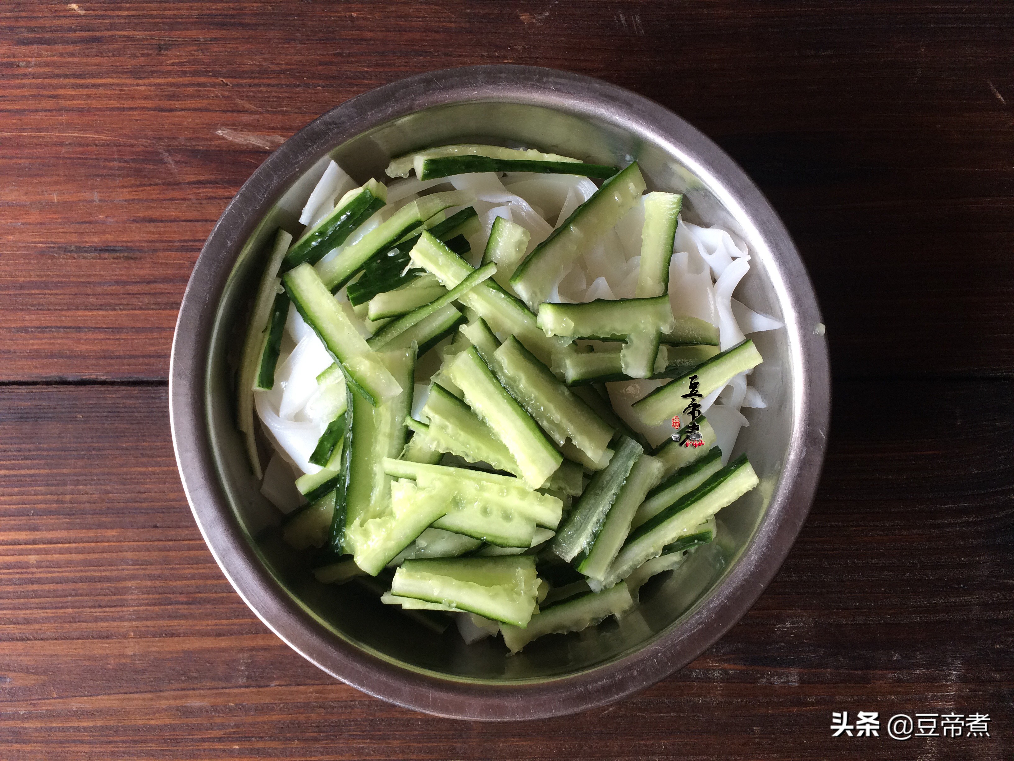 下雨没事在家自制凉皮,和家人一起做凉皮
