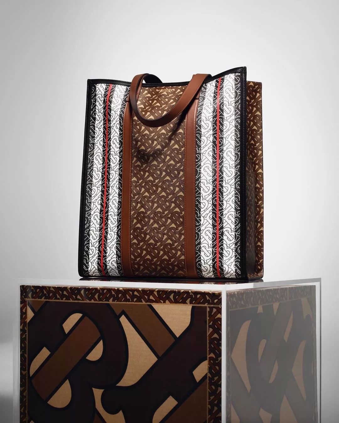 burberry近5年高级成衣的共性,Burberry为什么印花都在里面