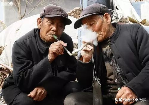 老板来瓶七块的啤酒,老板来盒红色的烟