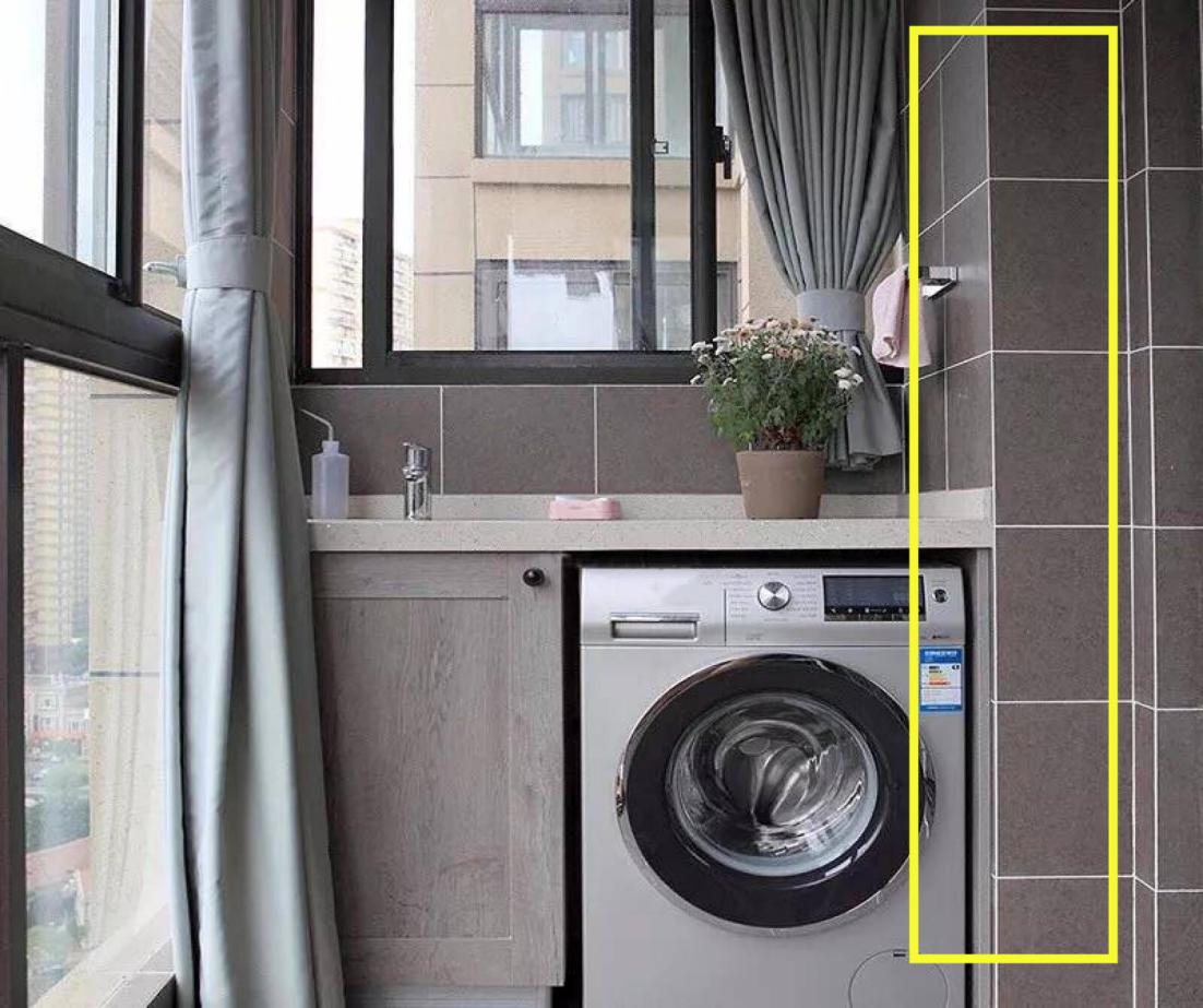 阳台砌墙挨着玻璃要怎么处理,生活阳台砌墙挨着玻璃要怎么处理