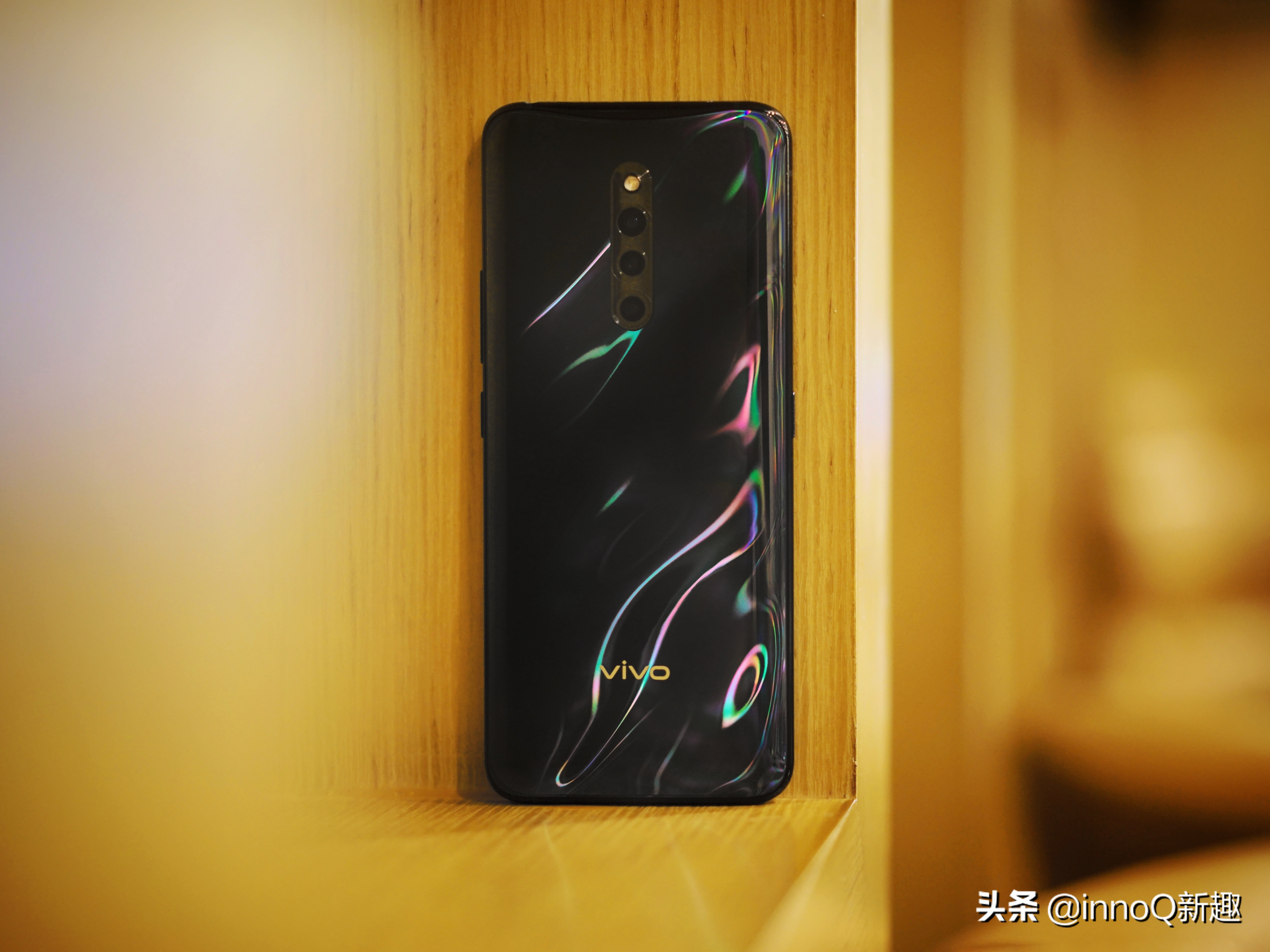 看！这部手机真的完整诠释了什么叫『五彩斑斓的黑』