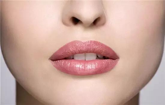 怎样淡化唇纹最有效,唇纹深怎么淡化最有效的方法