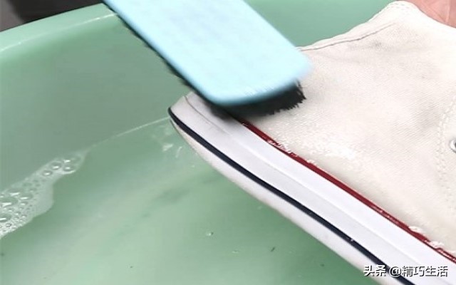 清洗帆布小白鞋发黄最佳小妙招,帆布鞋白鞋清洗小妙招