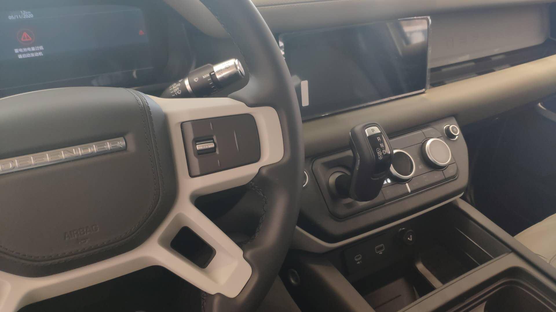 静态体验路虎卫士，外观内饰都气派，但后排空间真不大