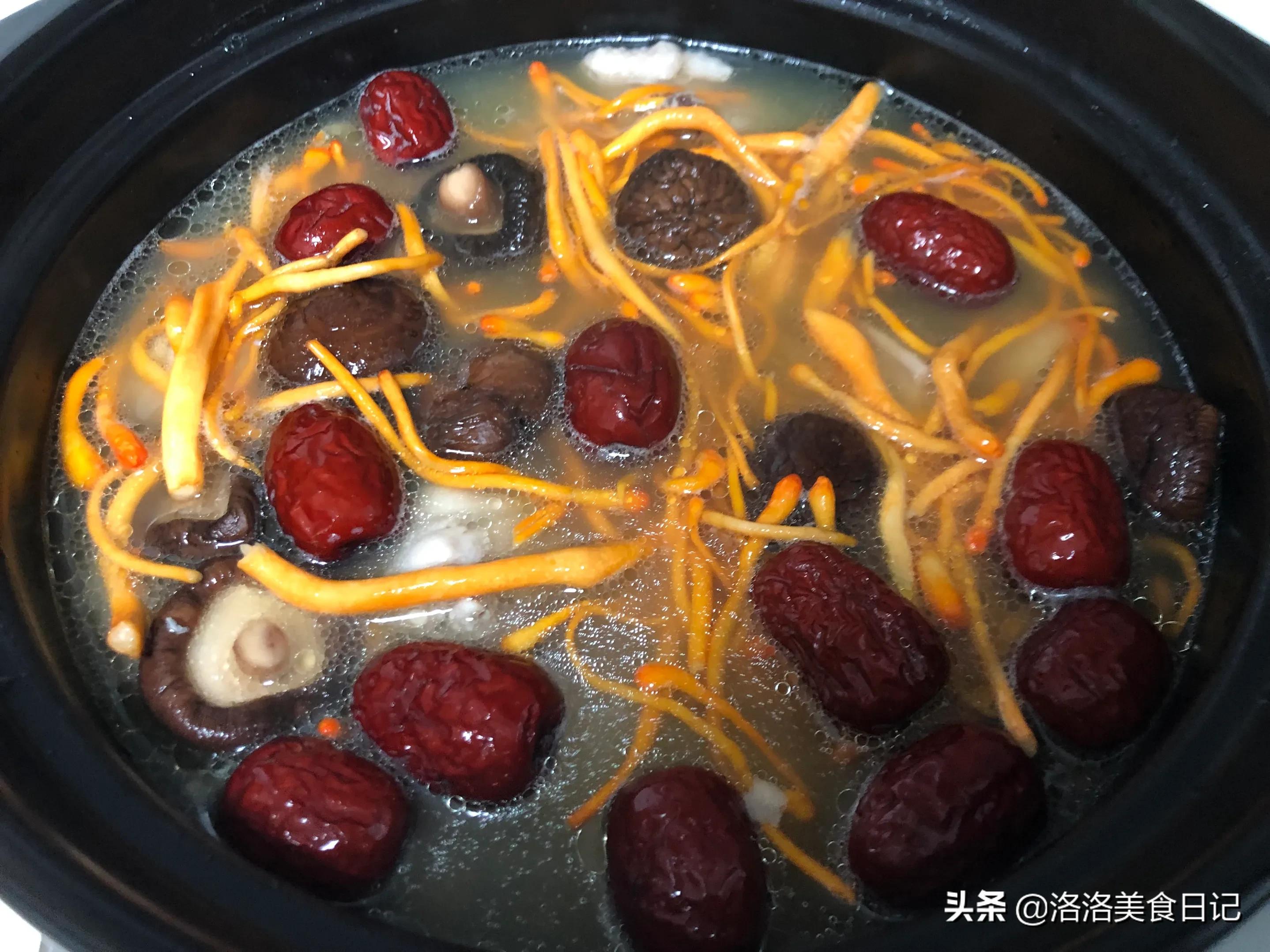 炖鸡汤时，牢记“三放三不放”诀窍，汤鲜肉嫩，营养又好喝