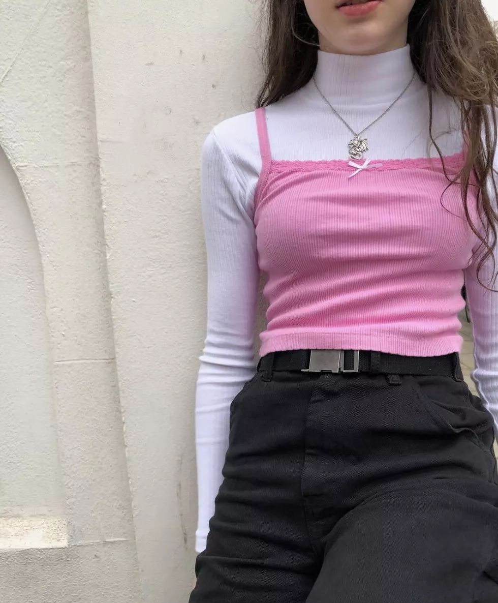 欧阳娜娜沉迷校服,欧阳娜娜优衣库水桶包