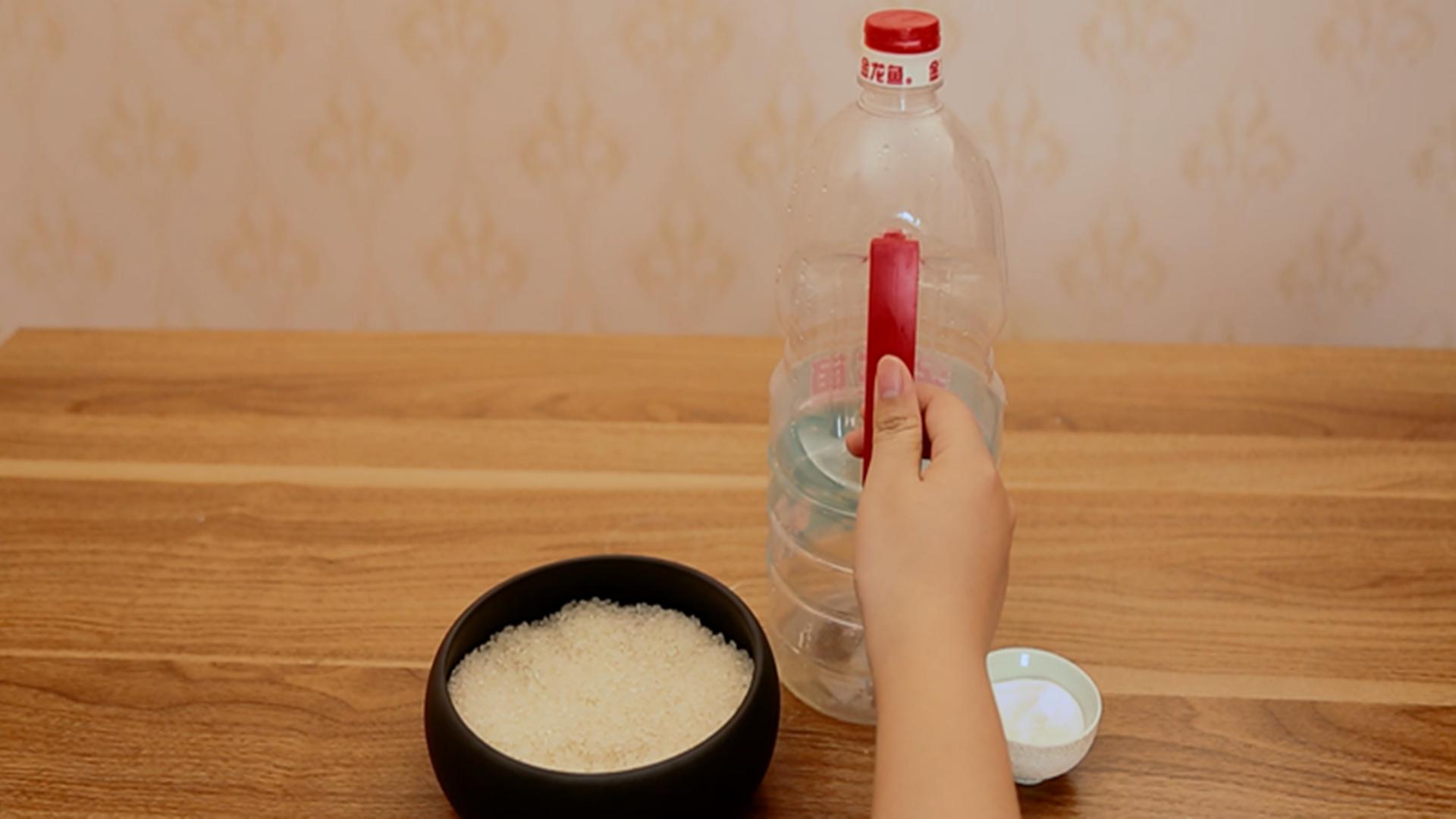 油壶里面的油渍味怎么去除,油壶上的老油渍怎么去除