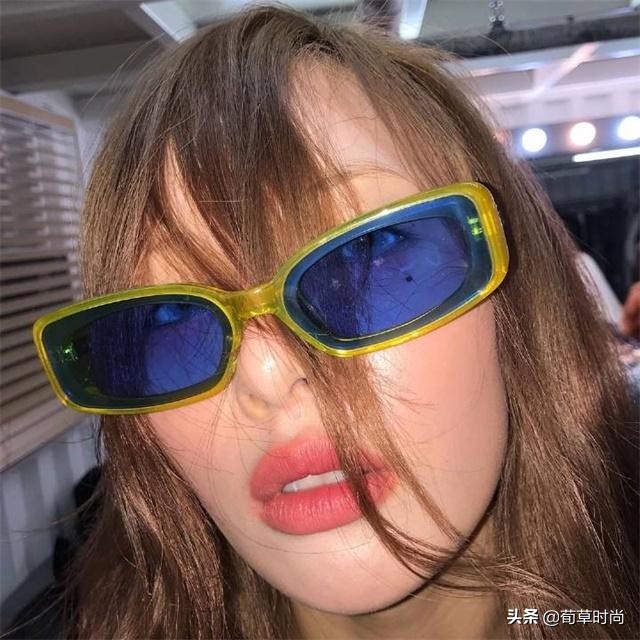 金泫雅和男友的*服私**终于正常一回！毛衣和蕾丝的碰撞，美出艺术感