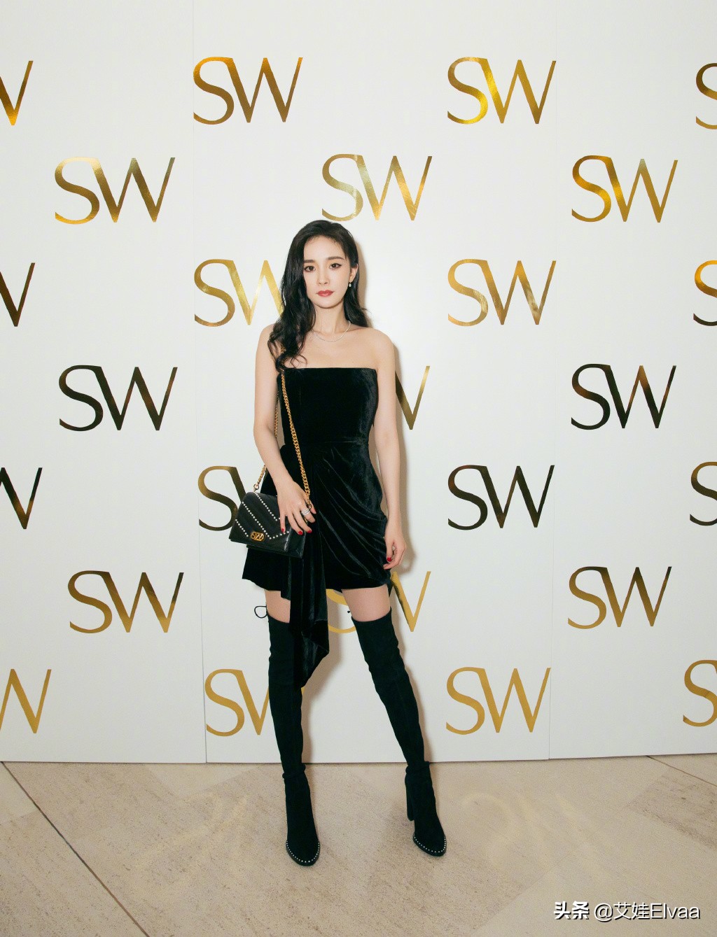 杨幂礼服配运动鞋露馅被网友吐槽,杨幂红裙新造型