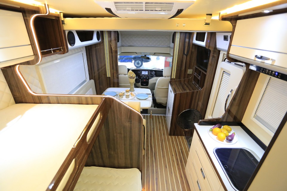 飞翔房车2.2t柴油版小额头房车,花费1w改造小房车