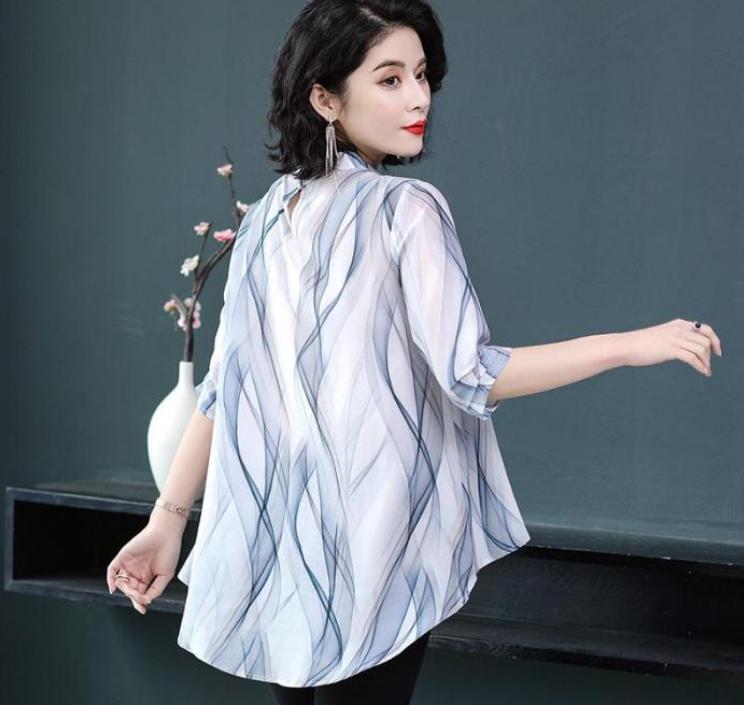 水桶腰妹子别烦恼这样穿超显瘦,水桶腰适合的短上衣