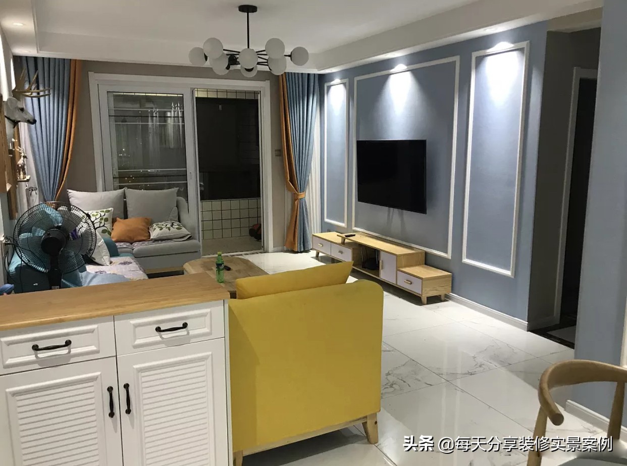 一进门就是餐厅和客厅鞋柜装修图,进门餐厅客厅鞋柜隔离柜一体设计