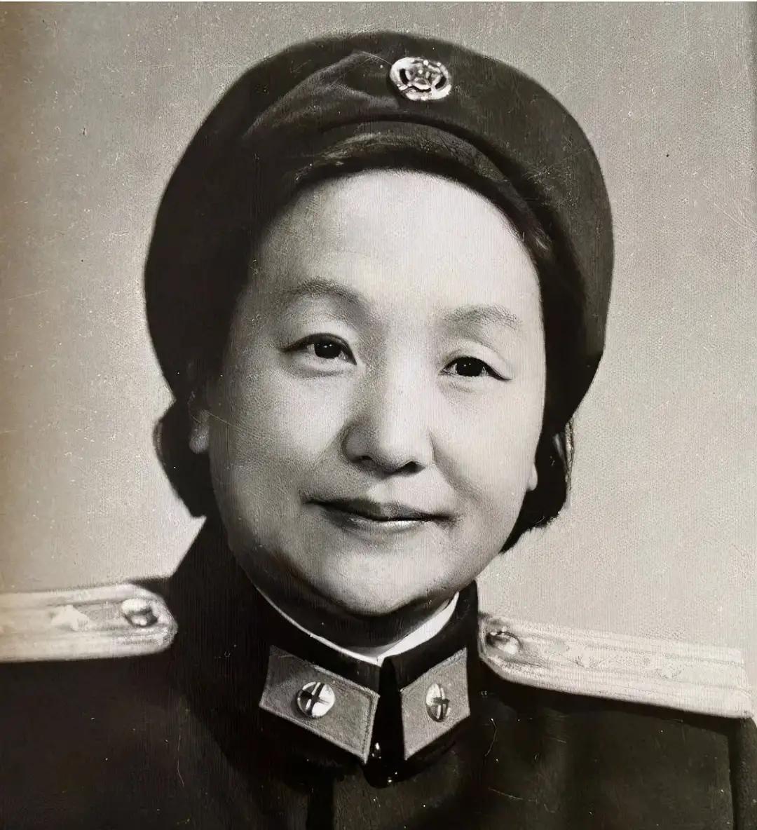 杨炬53岁丧夫，84岁丧子，面对生活不幸，一句“苦啊”令人落泪…