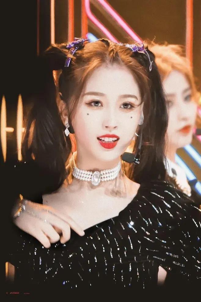 杨超越朦胧感,杨超越小鹿眼