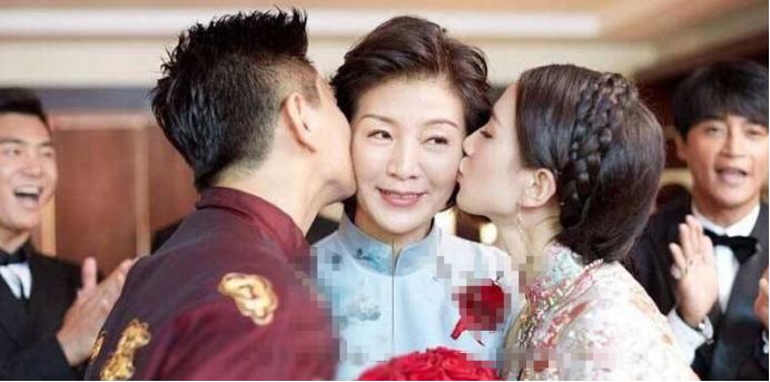 刘诗诗和她妈妈的气质也太好了，旗袍造型显身段，看着就很高级