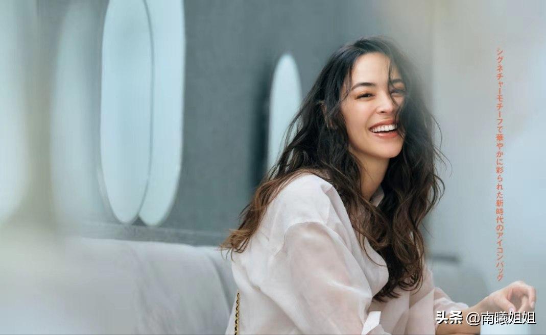 奔五的女人放弃黑长直吧！这4款“短发”最适合你，显脸小还减龄