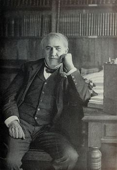 发明大王爱迪生的经历,爱迪生发明电灯的故事300到350字