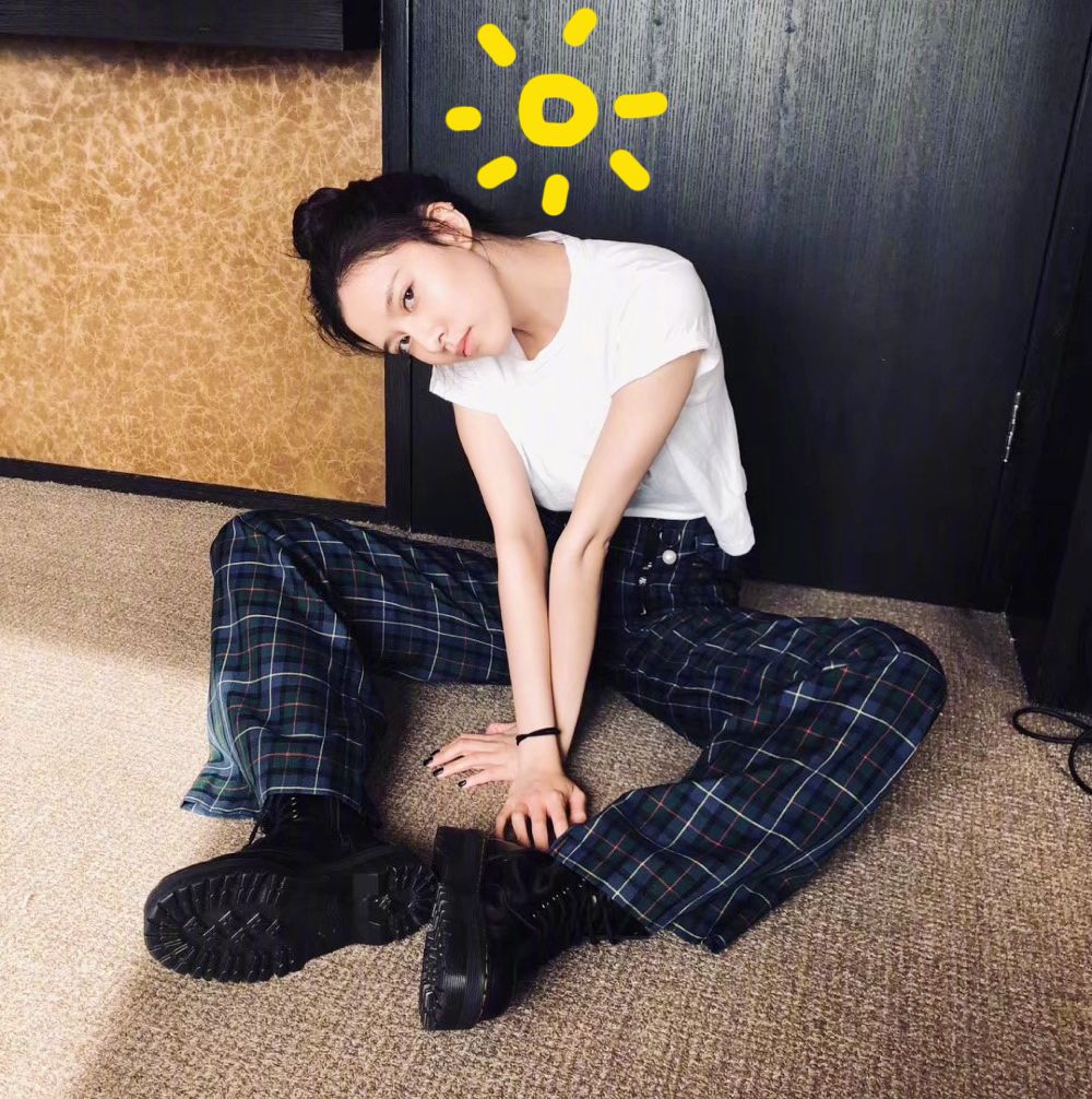 一点也不热，酷妹的马丁靴里都有空调