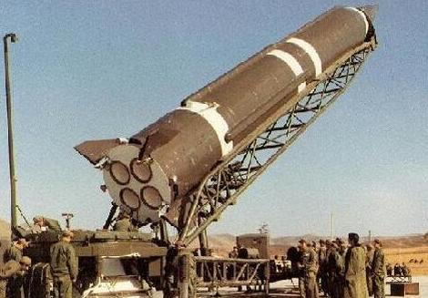 中国第一枚导弹在哪一年发射成功,1962年发射第一颗导弹的图片